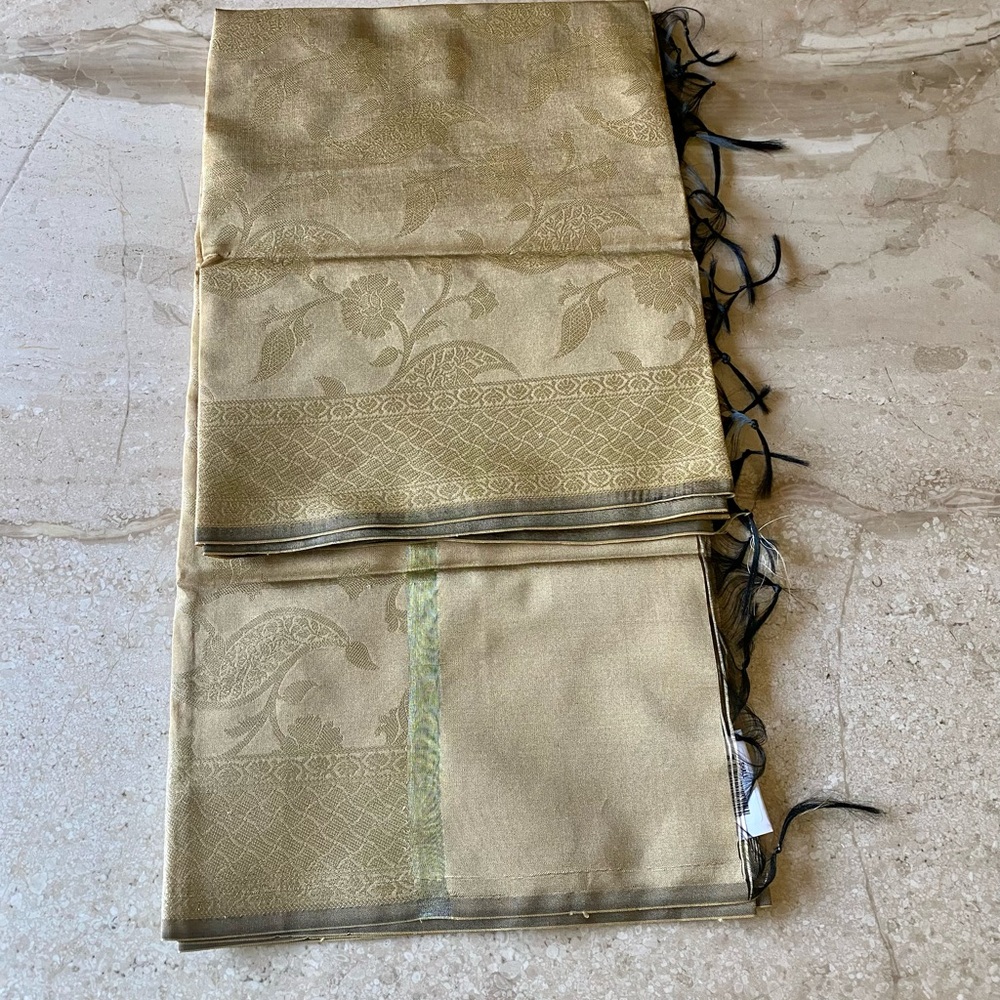 Elegant Gold Floral Jacquard Stole - Picture 5 of 5